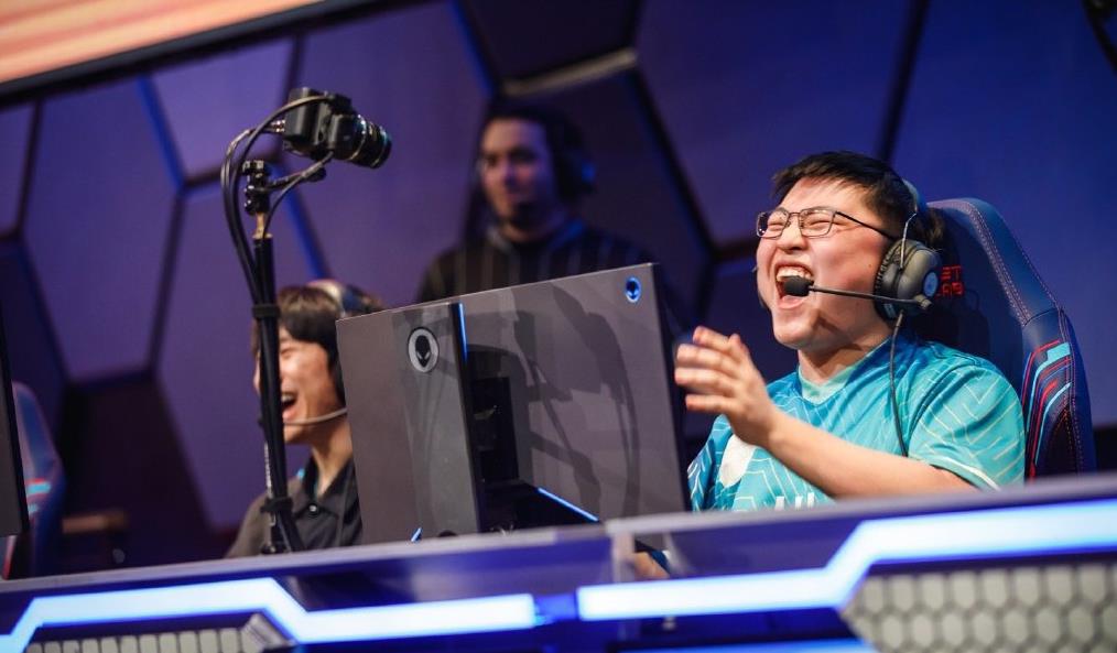 爱游戏-包含JackeyLove回归赛场，关键助攻首场状态亮眼，美国队观众沸腾！的词条